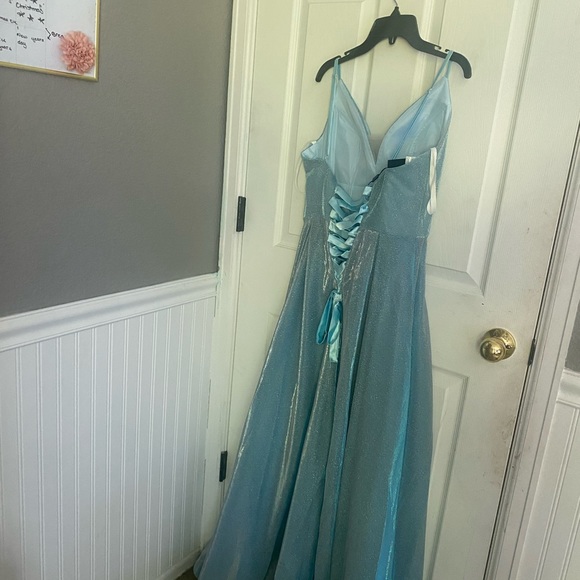 This is a Shindress, size 2, and is light blue - Picture 2 of 2